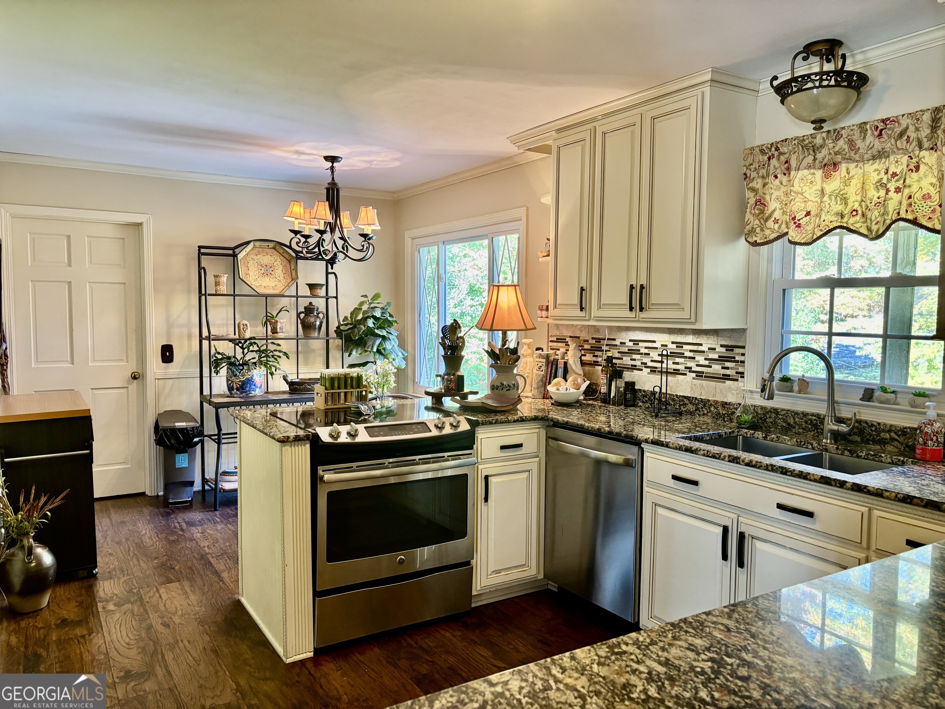 108 Deerbrook Drive Rome, GA 30165 - Photo 6 of 40 a kitchen with a stove and a sink