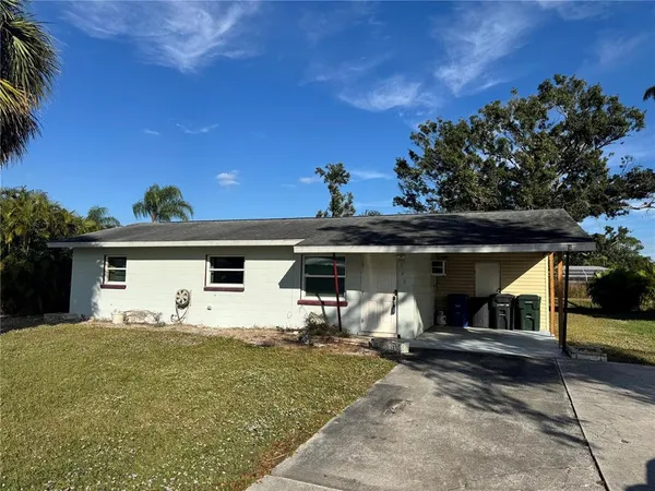 a view of a house with backyard