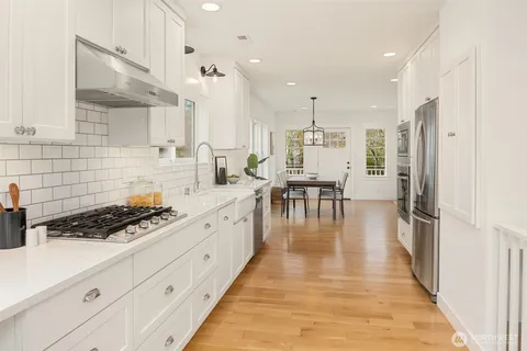 $1,300,000 | 4714 34th Avenue Northeast, Seattle, WA 98105