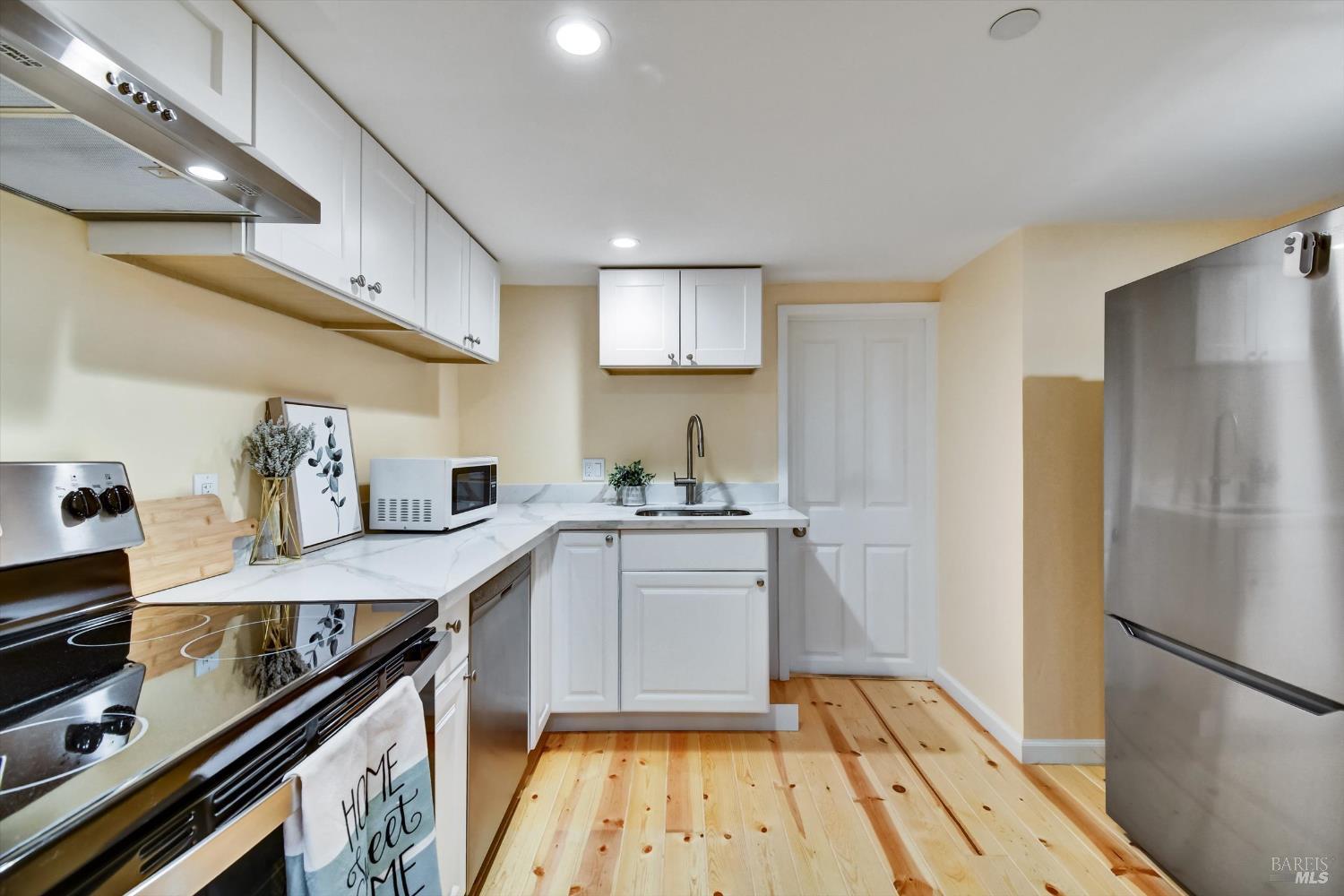 148 Auburn Street San Rafael, CA 94901 - Photo 37 of 40 Bottom Unit Kitchen with Full Size Appliances
