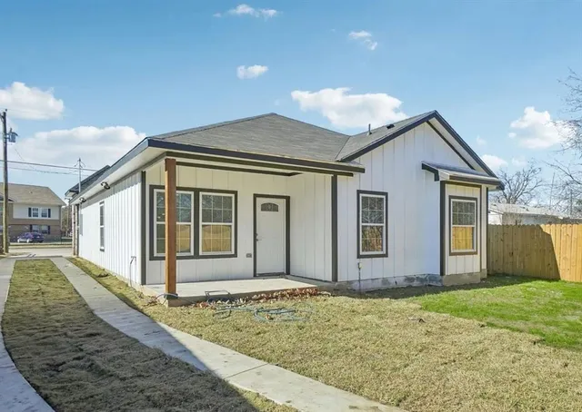 a front view of house with yard