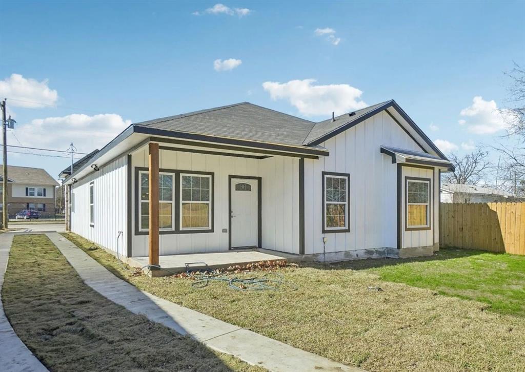 a front view of house with yard