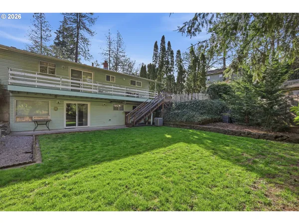 a view of a house with backyard and garden