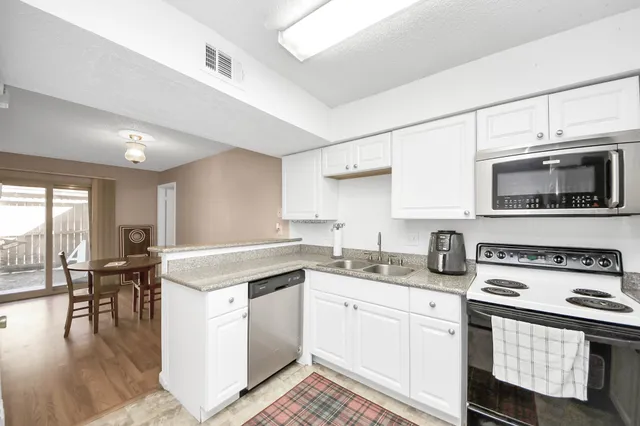 $135,000 | 10555 Turtlewood Court, Unit 1510, Houston, TX 77072