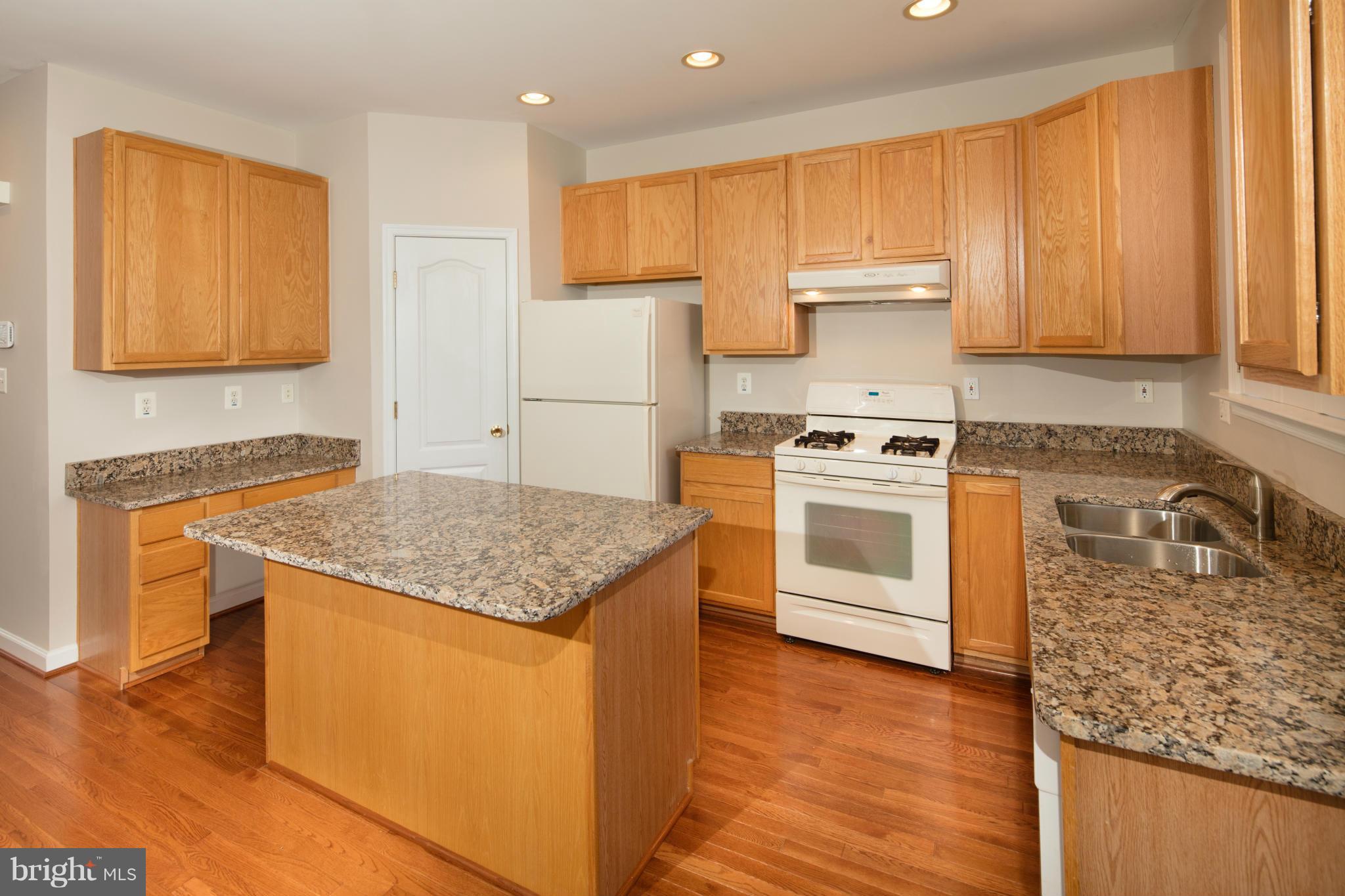 42535 Magellan Square Ashburn, VA 20148 - Photo 12 of 30 Kitchen