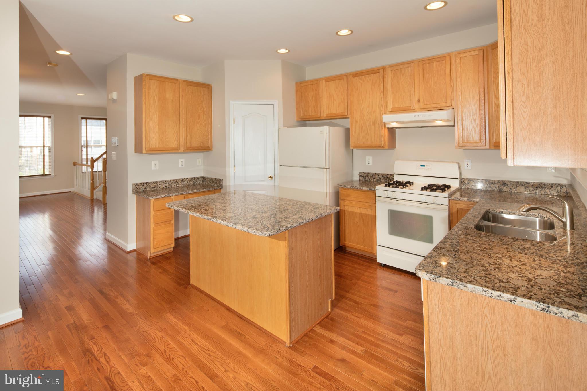 42535 Magellan Square Ashburn, VA 20148 - Photo 14 of 30 Kitchen