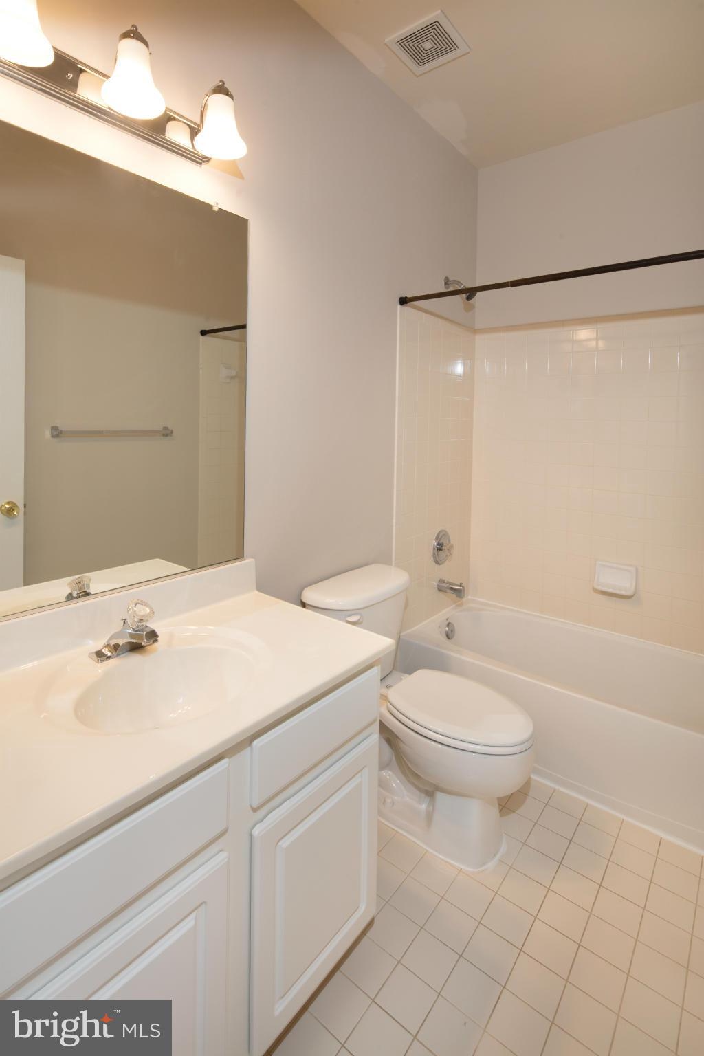42535 Magellan Square Ashburn, VA 20148 - Photo 27 of 30 Upper Level Hall Bath