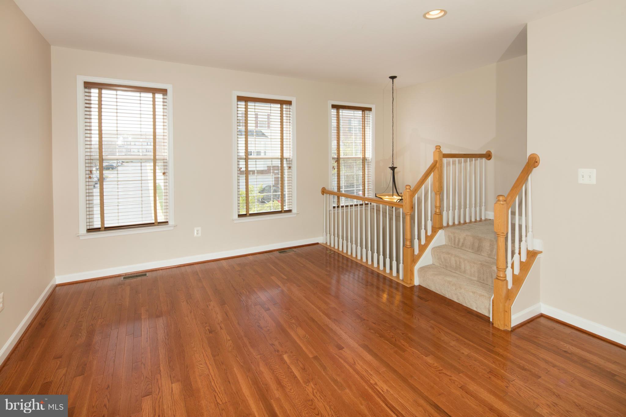 42535 Magellan Square Ashburn, VA 20148 - Photo 9 of 30 Living Room