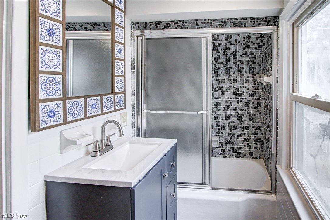 1707 Lyndhurst Road Lyndhurst, OH 44124 - Photo 27 of 35 2nd floor full bath