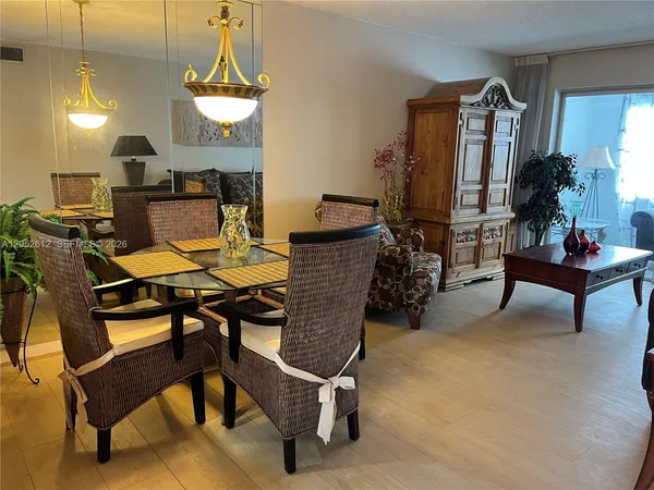 $1,400 | 8135 Sunrise Lakes Boulevard, Unit 308, Sunrise, FL 33322