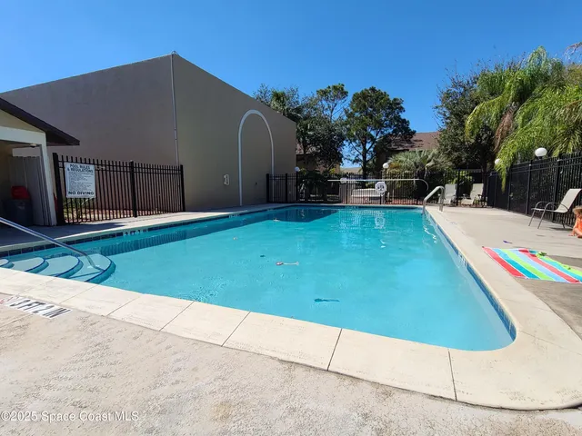 a view of a big room with closet