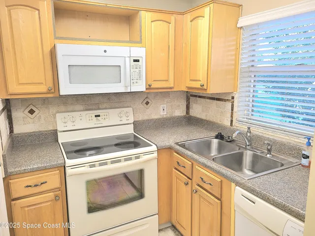 a view of an empty room and a ceiling fan