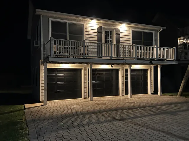 a view of a house with entryway and a balcony