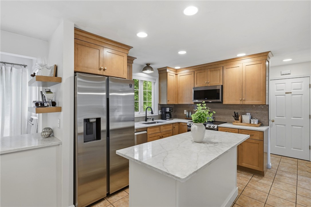 122 Money Hill Road Glocester, RI 02814 - Photo 3 of 34 Gallery Image 3