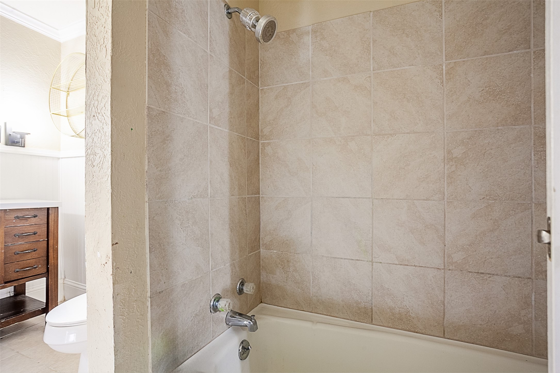 5265 Gober Road Beaumont, TX 77708 - Photo 17 of 21 a bathroom with a bathtub and a toilet