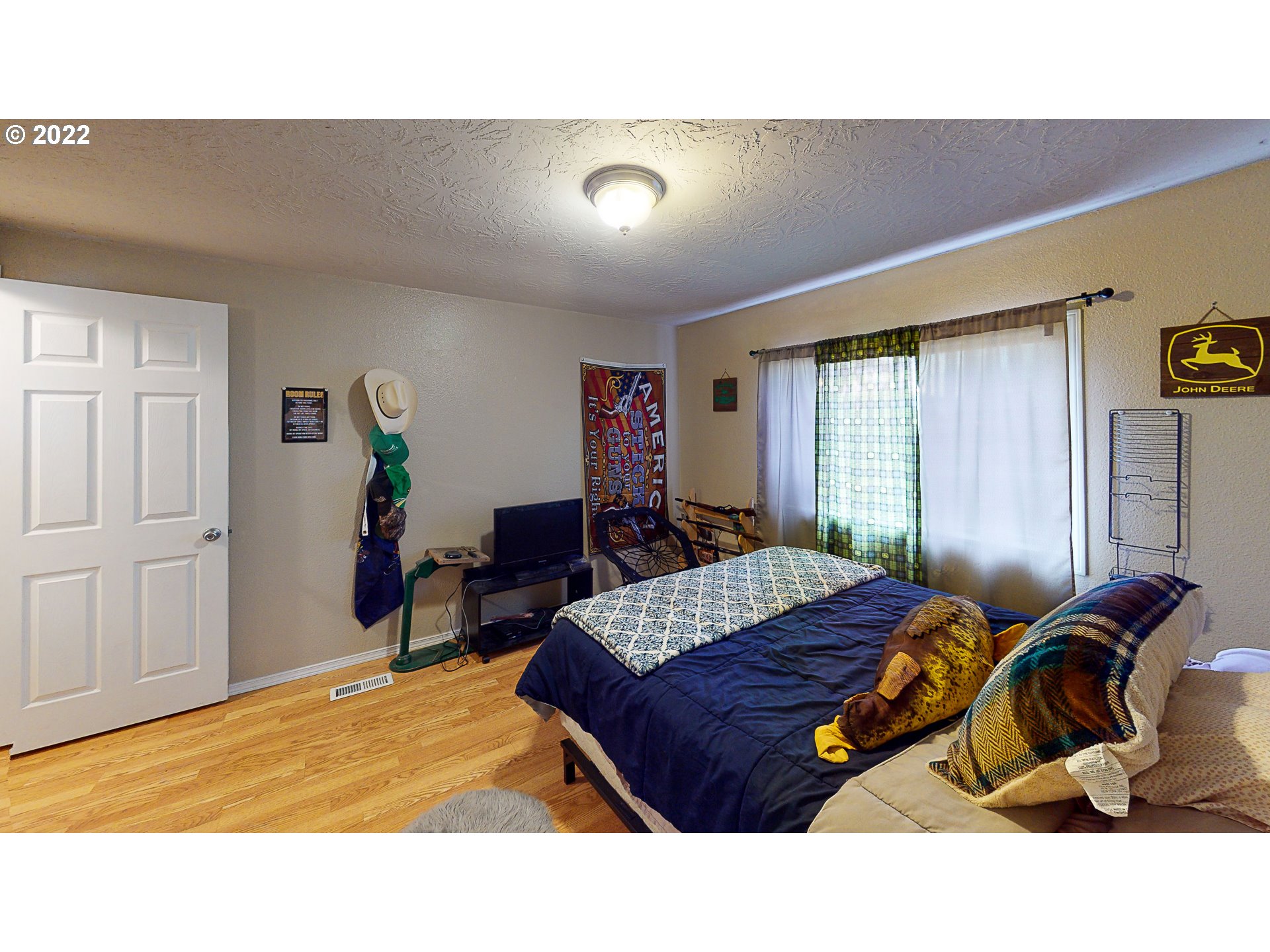 377 P G Sweet Road Kelso, WA 98626 - Photo 22 of 29 a living room with a bed furniture and a window