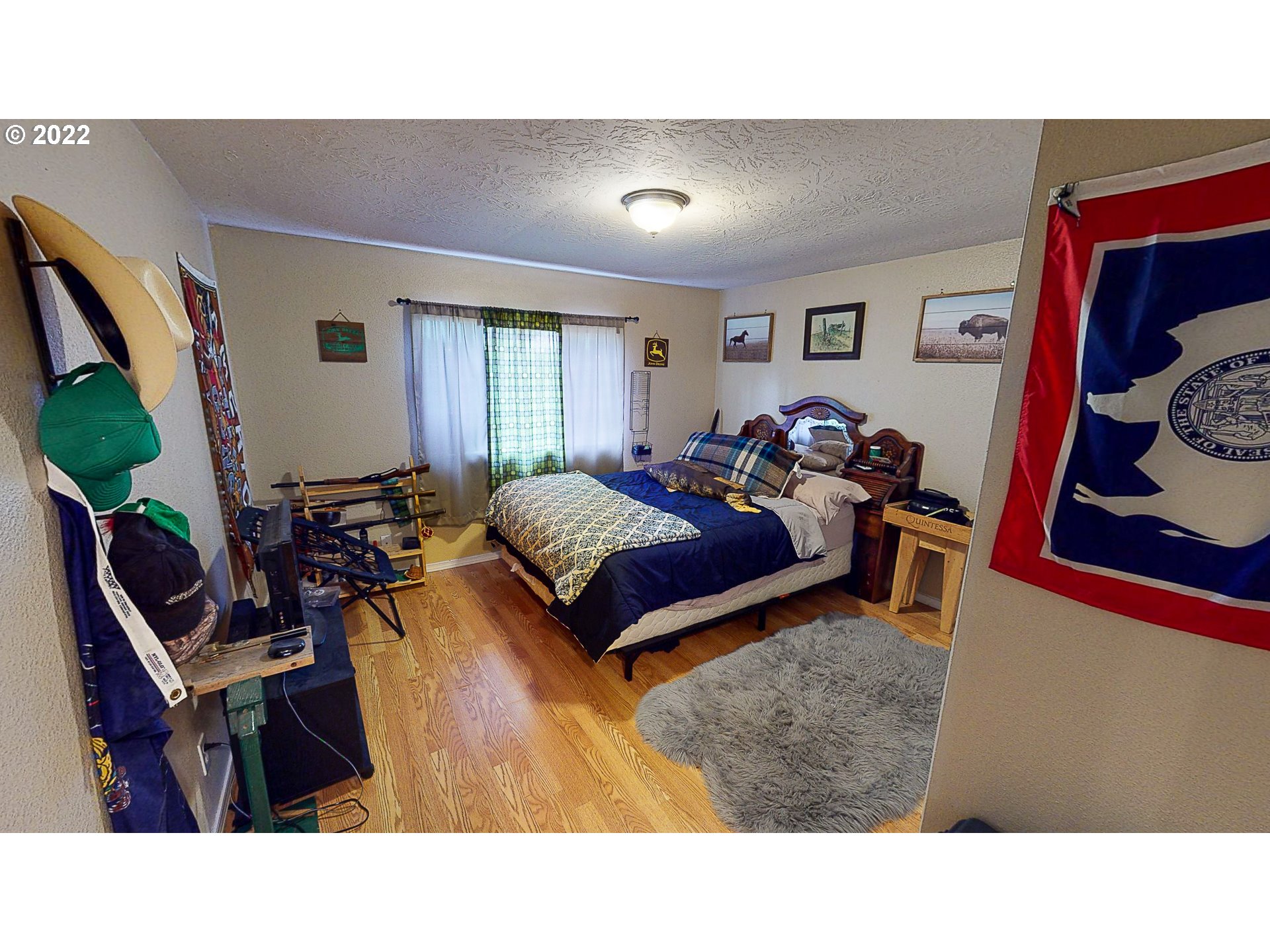 377 P G Sweet Road Kelso, WA 98626 - Photo 24 of 29 a living room with furniture and a flat screen tv