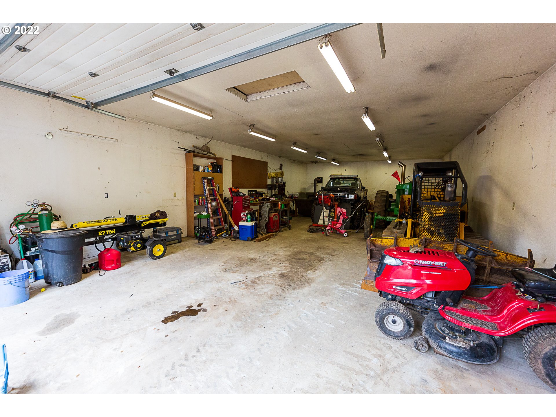 377 P G Sweet Road Kelso, WA 98626 - Photo 5 of 29 a view of a garage with a baby crib