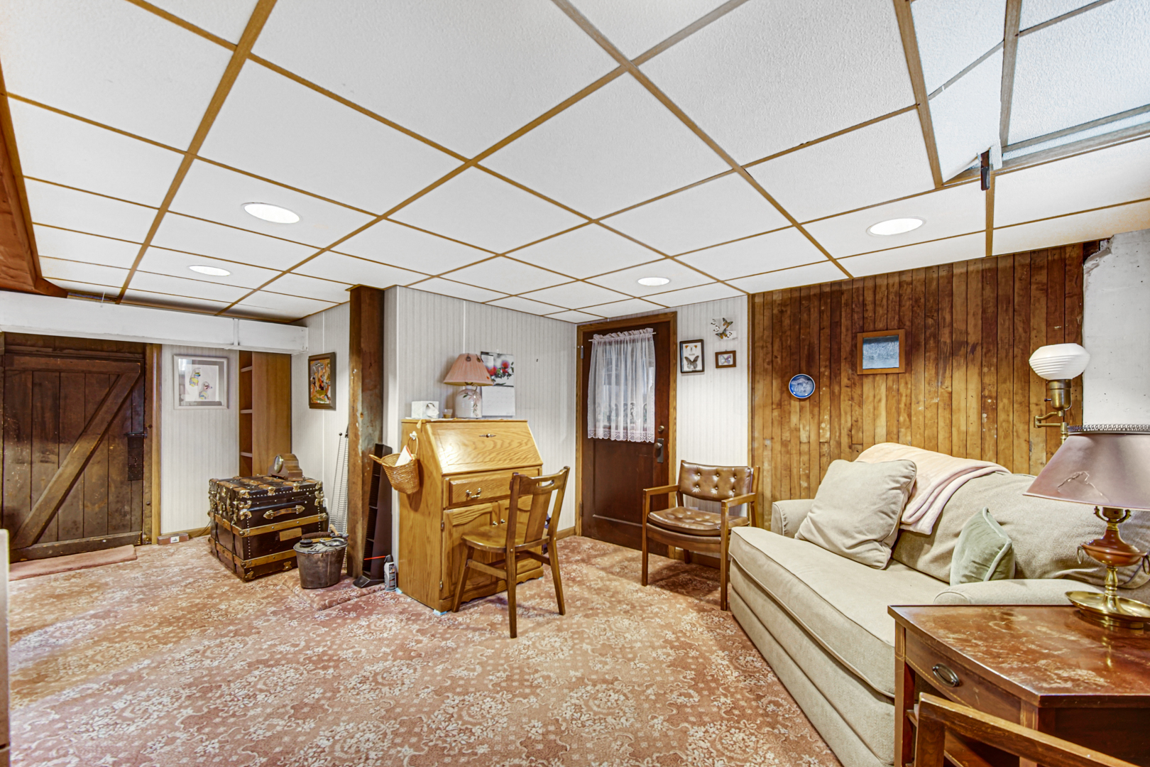 1945 Pine Road Homewood, IL 60430 - Photo 13 of 26 a living room with furniture and a flat screen tv