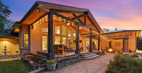 a view of a yard in front of house