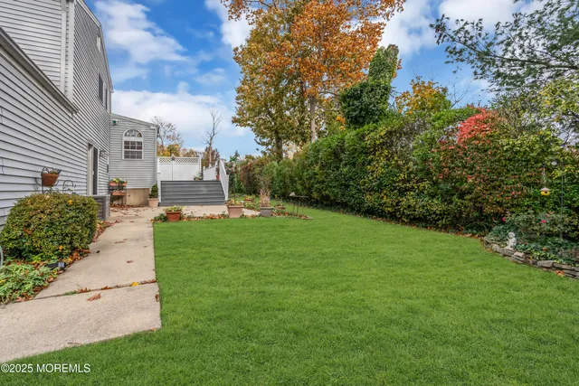 a view of a house with backyard