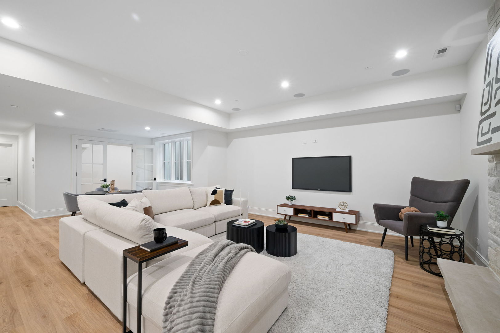 1171 Hohlfelder Road Glencoe, IL 60022 - Photo 37 of 56 a living room with furniture and a flat screen tv