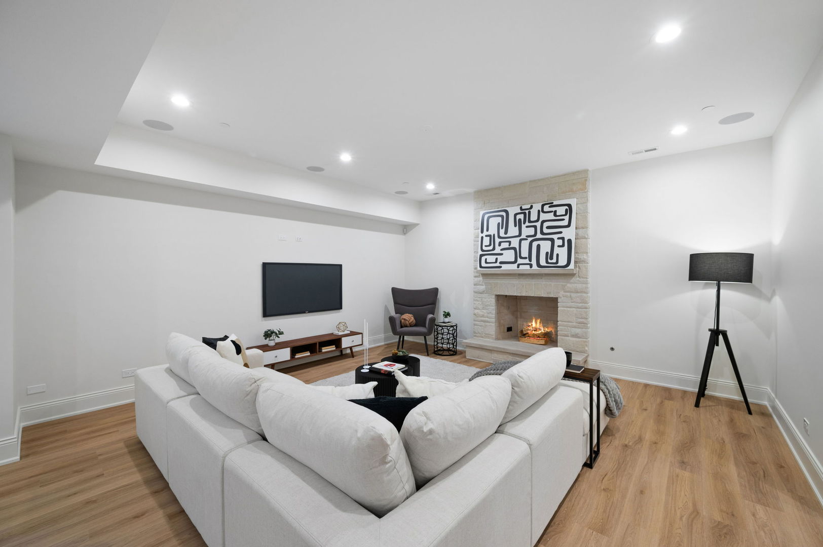 1171 Hohlfelder Road Glencoe, IL 60022 - Photo 38 of 56 a living room with furniture and a flat screen tv