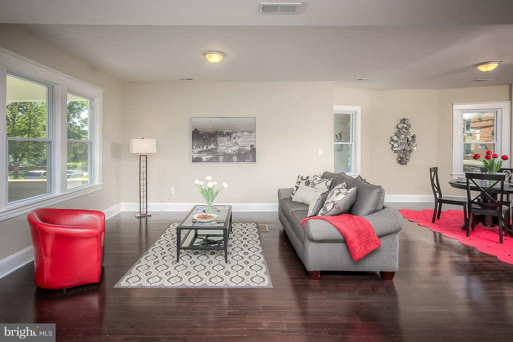 3912 Chatham Road Baltimore, MD 21207 - Photo 10 of 30 Living Room