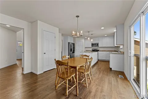$389,900 | 204 Stone Vw Court, Fenton, MO 63026