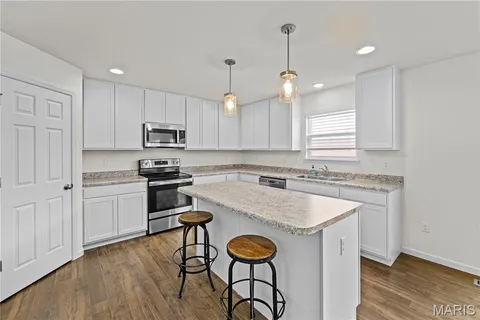 $389,900 | 204 Stone Vw Court, Fenton, MO 63026