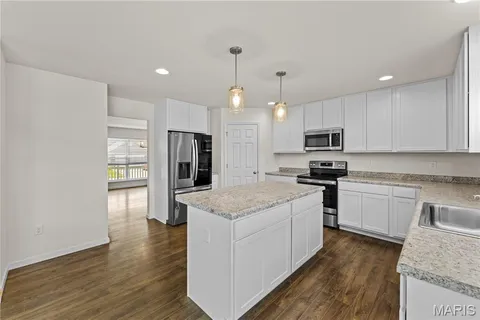 $389,900 | 204 Stone Vw Court, Fenton, MO 63026