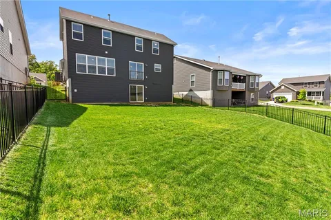 $389,900 | 204 Stone Vw Court, Fenton, MO 63026