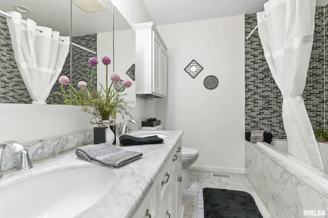 $2,400 | 1419 Redwood Drive, Chatham, IL 62629