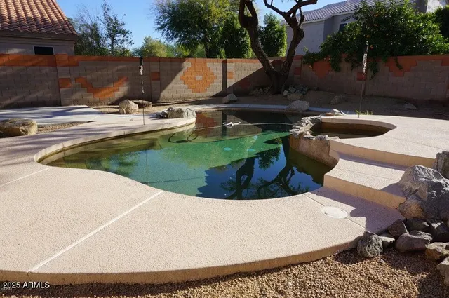 a view of a house with backyard
