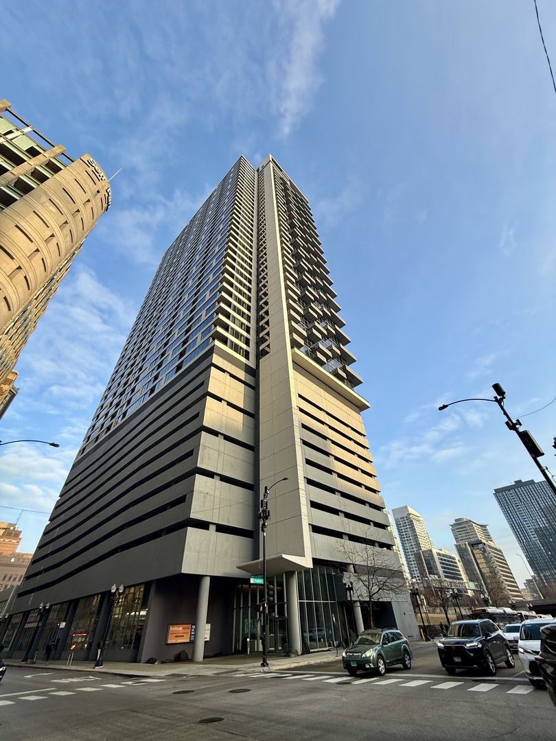 235 West Van Buren Street, Unit 3606 Chicago, IL 60607 - Photo 1 of 15