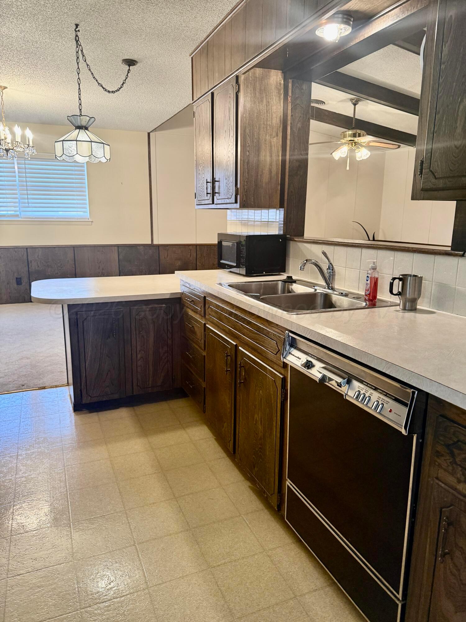 315 Coronado Street Fritch, TX 79036 - Photo 3 of 11 Bright Kitchen