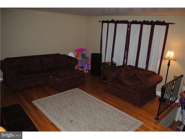 12707 Hollins Road Philadelphia, PA 19154 - Photo 2 of 12 Living Room