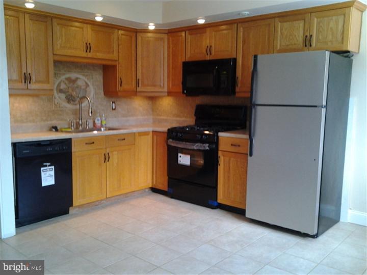 12707 Hollins Road Philadelphia, PA 19154 - Photo 11 of 12 Kitchen