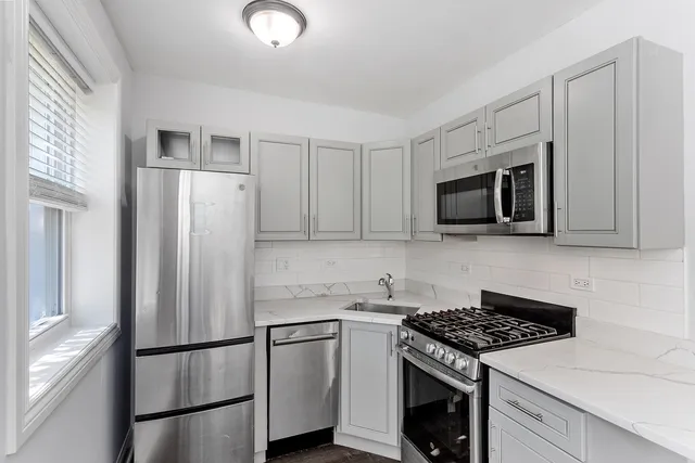 $1,541 | 1521 West Sherwin Avenue, Unit 304, Chicago, IL 60626