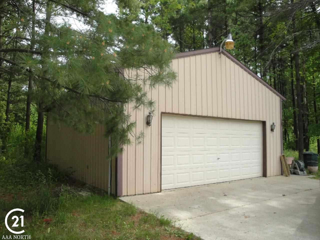 5115 Sandhill Road Almont, MI 48003 - Photo 17 of 20 Barn