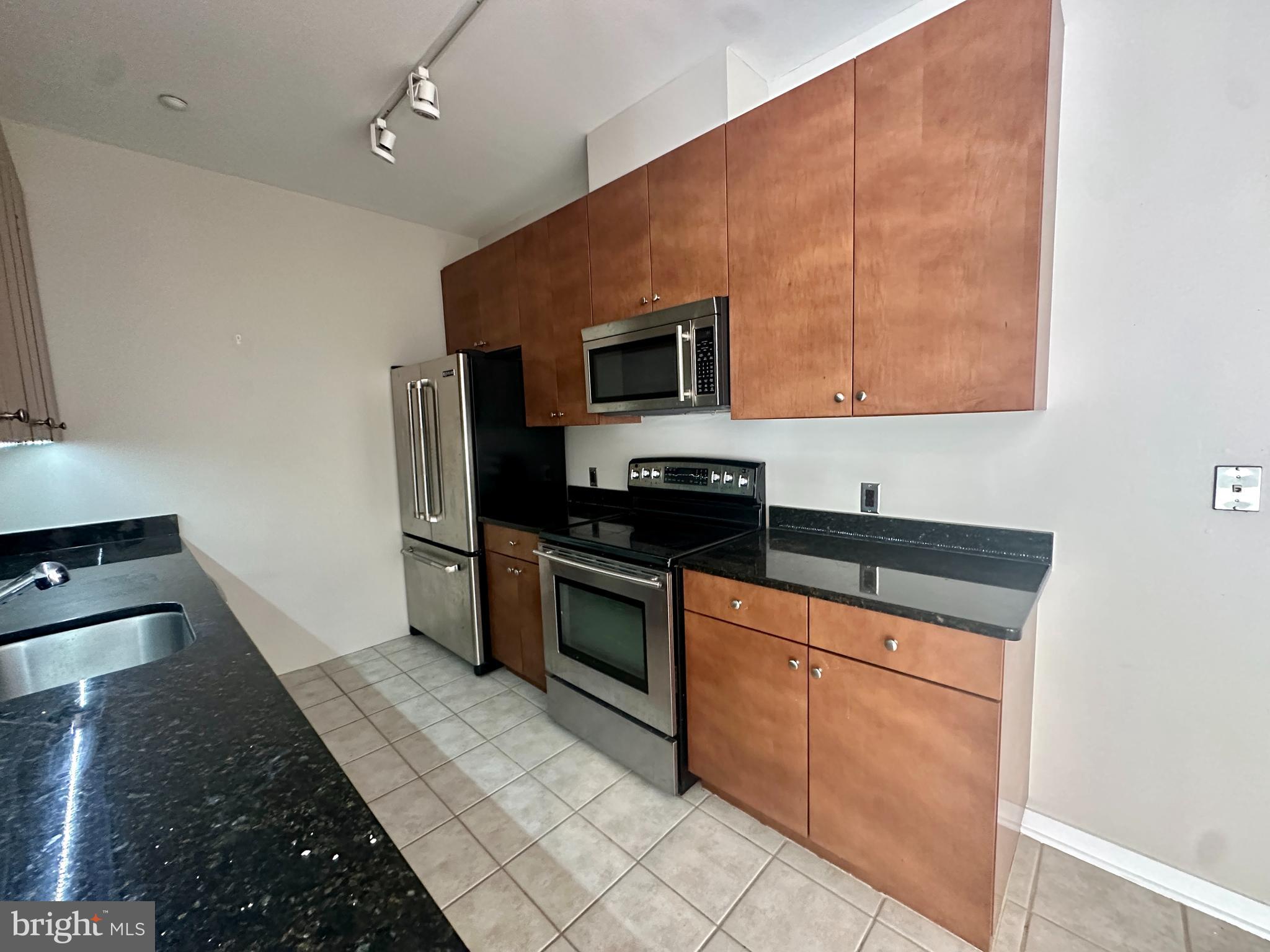 2007 Clipper Park Road, Unit 417 Baltimore, MD 21211 - Photo 7 of 24 Kitchen w/Granite & SS Appliances