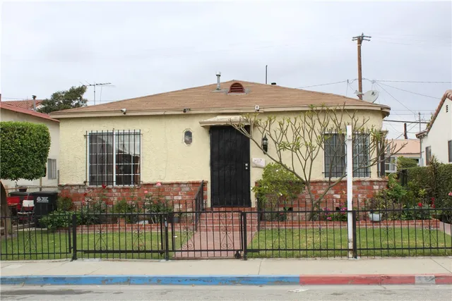 a view of a house with a yard and plants