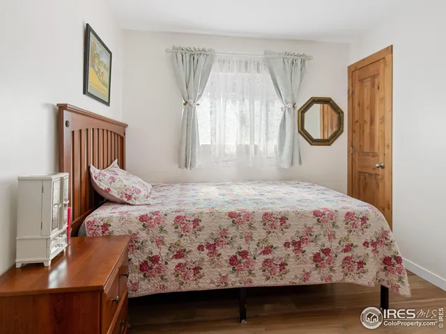 a view of a house with backyard and trees