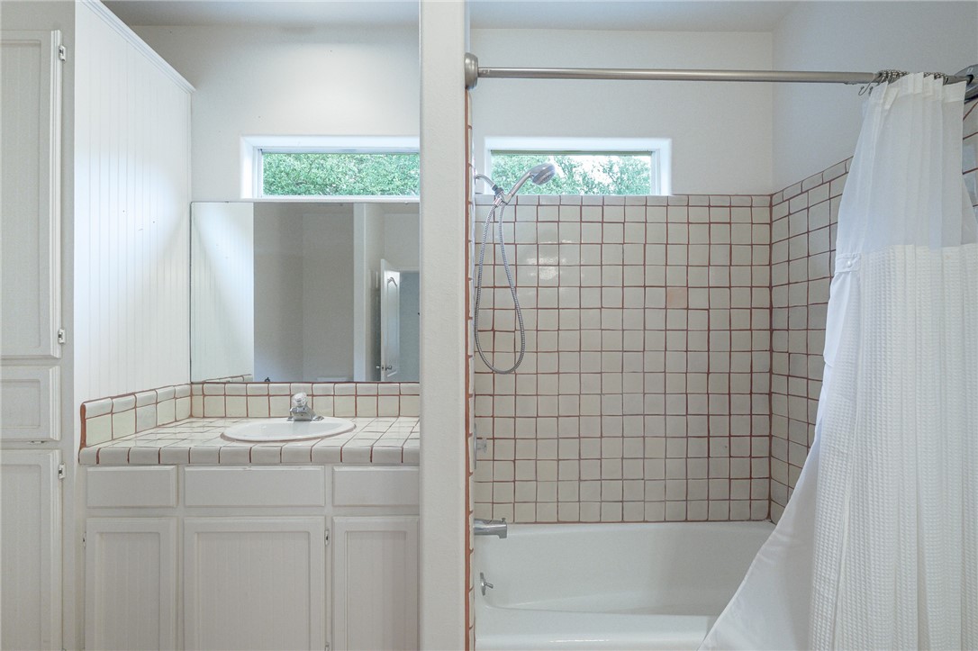 610 Bent Tree Street Rockport, TX 78382 - Photo 36 of 40 a bathroom with a shower