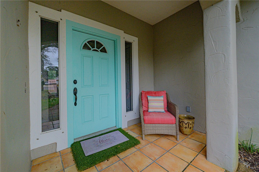 610 Bent Tree Street Rockport, TX 78382 - Photo 7 of 40 a living room with furniture