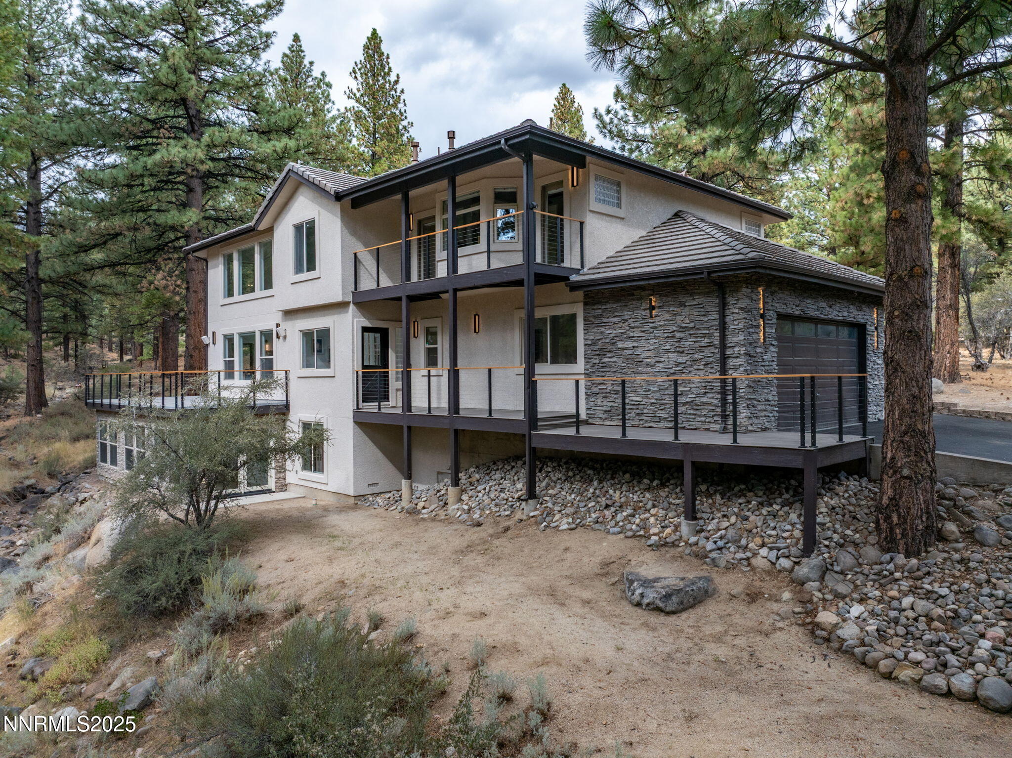 16435 Snow Flower Drive Reno, NV 89511 - Photo 48 of 48 a front view of a house with garden
