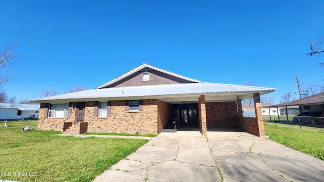 $179,900 | 205 Jefferson Street, Vidalia, LA 71373