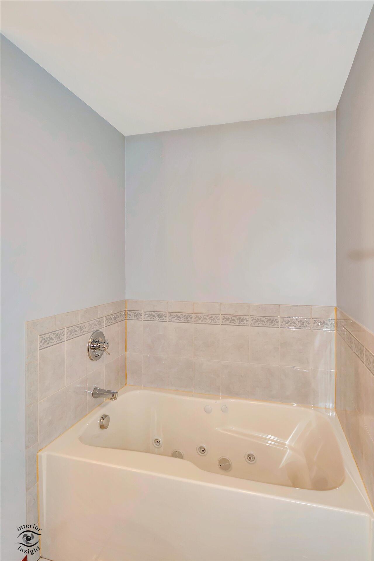 7646 Amanda's Way Crown Point, IN 46307 - Photo 16 of 26 a bathroom with a bathtub