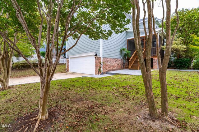 a view of a backyard