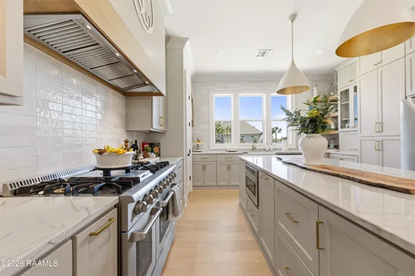 $1,050,000 | 1014 The Lake Drive, Broussard, LA 70518